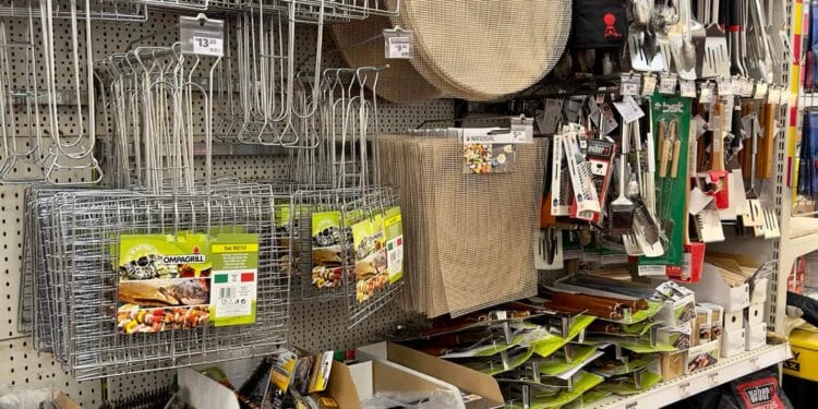 Strage di negozi a Cagliari: chiudono anche gli storici Benetton e Bricocenter al centro commerciale di Santa Gilla
