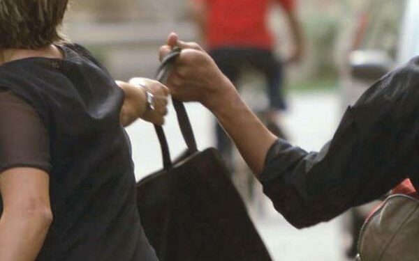Sestu, tentato scippo ai danni di una donna mentre tornava a casa