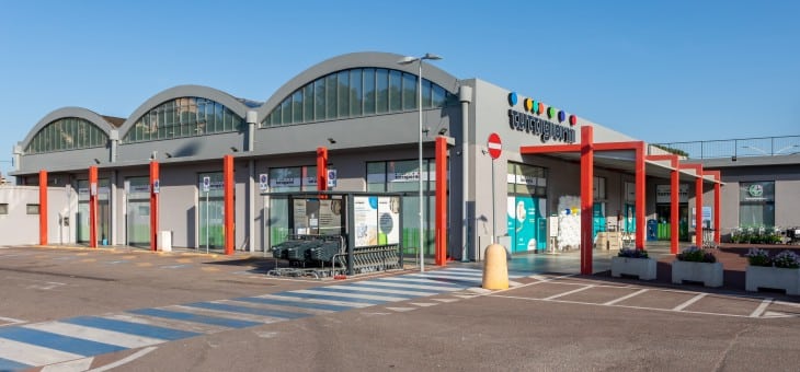 Cagliari, auto contro la vetrata di “Tutti i giorni”: i ladri portano via 4mila euro