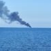 Mistero a Portu Columbu: imbarcazione in fiamme, due persone salvate da un Civile: colonna di fumo altissima (VIDEO)