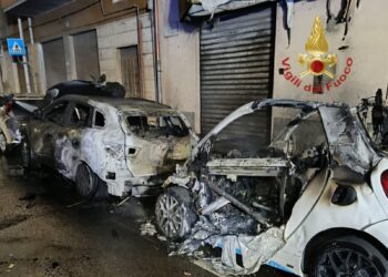 Quartu, 3 auto in fiamme in via Fiume: due persone evacuate da un appartamento
