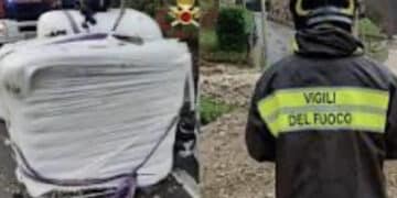 Ecoballe cadono da un camion e travolgono un gruppo di ciclisti: morto un 49enne