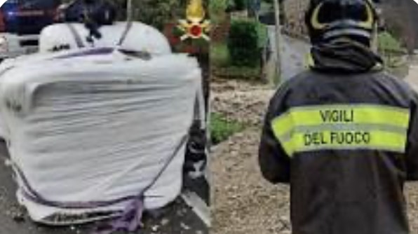 Ecoballe cadono da un camion e travolgono un gruppo di ciclisti: morto un 49enne