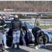 Due agenti di polizia colpiti con un martello in un’area di servizio: ferito l’aggressore