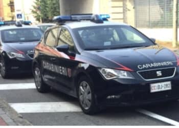 Guardia giurata sorprende i ladri in casa della vicina e spara: morto un 24enne