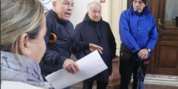 Il villaggio pescatori non molla: altro presidio al Comune contro il rigassificatore di Giorgino