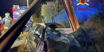 Incidente a Olzai, auto attraversata da parte a parte dal guardrail: salvo miracolosamente il conducente