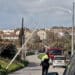 Carbonia, crolla un palo della linea elettrica ma viene sorretto dai cavi: sul posto la polizia locale e i vigili del fuoco