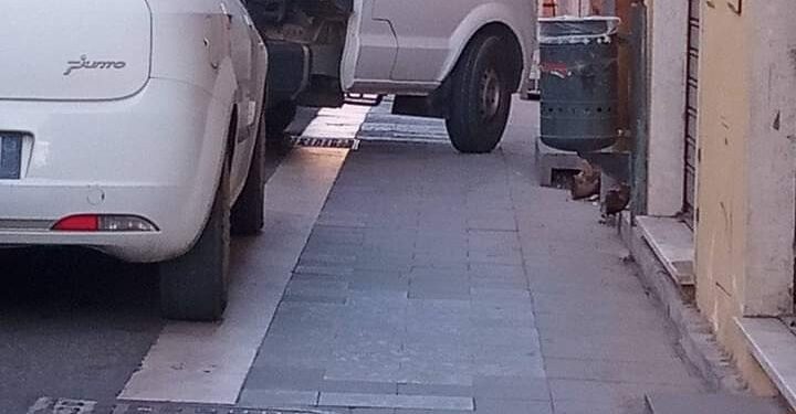 Serramanna, far west in via Roma: parcheggi selvaggi ostruiscono il passaggio