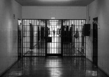 Cagliari, violenza e paura al Santissima Trinità: un detenuto aggredisce medici e agenti