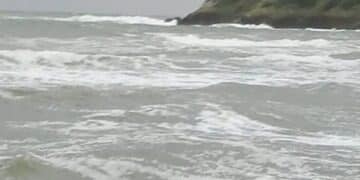 Sarroch, a Porto Columbu si respira aria di plastica bruciata