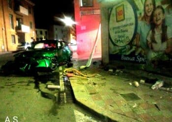 Cagliari, si schianta contro un palo in via De Gioannis con l’auto di lusso: danneggiata la vetrina del market