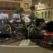 Cagliari, la vergogna dei parcheggi selvaggi davanti a Palazzo Doglio: auto e moto “saccheggiano” le rotonde