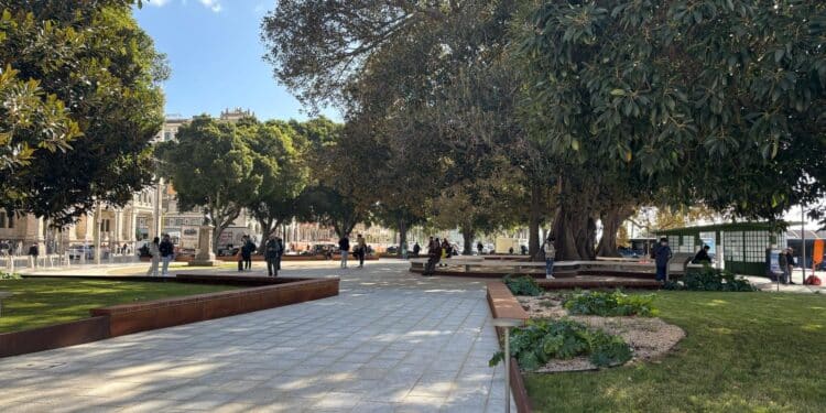 Cagliari, tutti pazzi per la nuova piazza Matteotti: tantissimi cittadini in fila per rivederla (VIDEO)