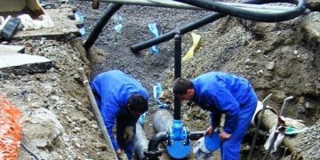 Assemini, scavano per la linea elettrica e danneggiano la condotta dell’acqua