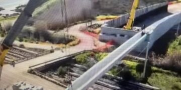 Capoterra, l’opera spettacolare: l’Anas piazza una enorme fascia tubiera nel cuore della nuova Sulcitana (VIDEO)