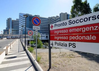 Cagliari, bimba di 2 anni quasi 9 ore al pronto soccorso: “Siamo andati via, era stremata”