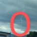 Vallermosa, un oggetto rosso e una scia di fumo che cade dal cielo: ripreso alle 14,30 da un automobilista di passaggio (VIDEO)