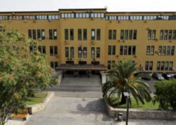 Cagliari, tensione all’Università: una ragazza sviene a lezione, arriva l’ambulanza ma il prof non si ferma