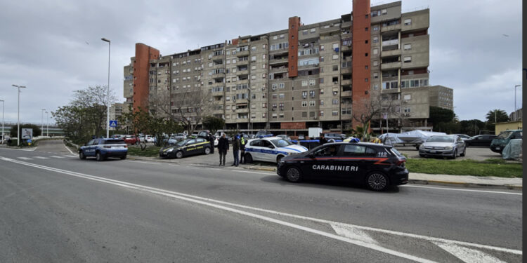 Cagliari, maxi operazione sicurezza e anti-droga delle forze dell’ordine a Sant’Elia: 487 persone identificate