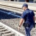 Tragedia sui binari: sale sul tetto del treno e muore a 19 anni folgorato dai cavi dell’alta tensione