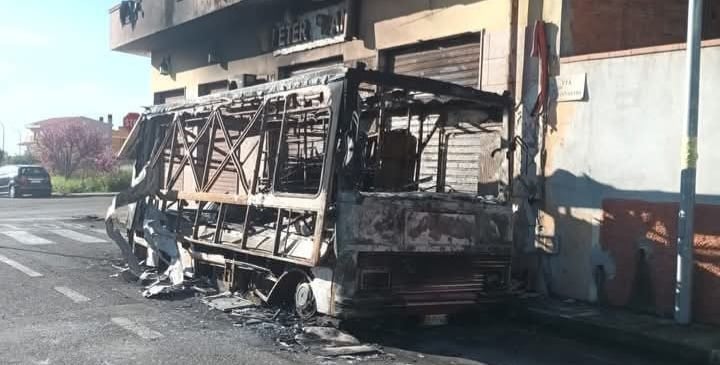 Sinnai, a fuoco un food truck: “Il lavoro di una donna distrutto”