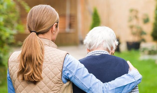 Sardegna, l’esercito di colf e badanti: in 47mila per aiutare famiglie e anziani, boom a Cagliari