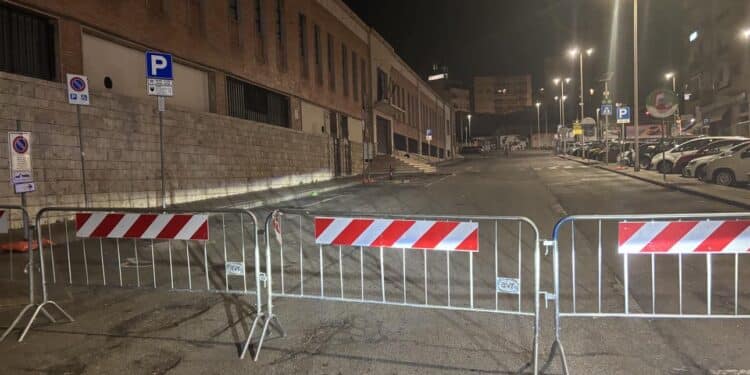 Cagliari, il mercato transennato: “Noi, ghettizzati dal Comune già prima del trasferimento: in tanti rischiamo di chiudere” (VIDEO)