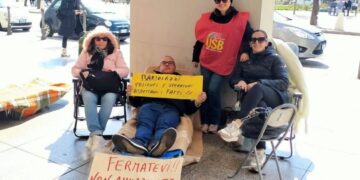 “Dopo il covid siamo stati dimenticati”: a Cagliari gli operatori sanitari non mollano, presidio in consiglio regionale