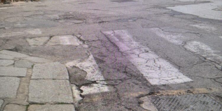 Cagliari, il mistero delle strisce pedonali: alcune soppresse, altre diventano barriere, altre restano invisibili
