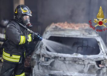 Assemini, paura nel parcheggio di una palazzina: auto e motocarro in fiamme, intervento tempestivo dei vigili del fuoco