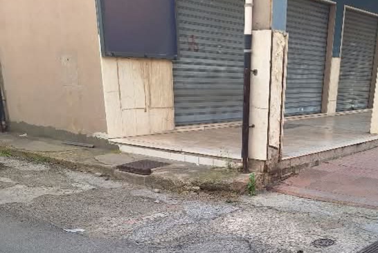 Assemini, cade a causa di un dissesto stradale: interviene il 118
