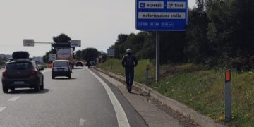 Cagliari, percorre in monopattino la 131: la scena choc immortalata da un automobilista