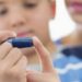 “Dovremmo essere i primi, e invece siamo gli ultimi”: la denuncia di una madre sul blocco dei microinfusori per bambini diabetici a Cagliari