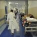 Cagliari, shock tra le corsie di un ospedale: polizia, guardie giurate e carabinieri chiamati a intervenire il fine settimana: “Speriamo muoia presto così ci leviamo questa da mezzo ai piedi”