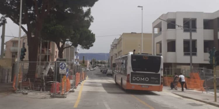 Paura a Pirri, rocambolesco incidente in Via Italia: ragazzo salvo per miracolo