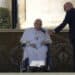 Papa Francesco a sorpresa saluta i fedeli a Piazza San Pietro: “Buona domenica a tutti, grazie tante!”