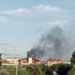 Assemini, auto in fiamme all’interno di un cortile: sul posto i vigili del fuoco