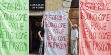 Espone uno striscione antifascista fuori dal panificio: identificata due volte dalla polizia