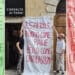 Espone uno striscione antifascista fuori dal panificio: identificata due volte dalla polizia