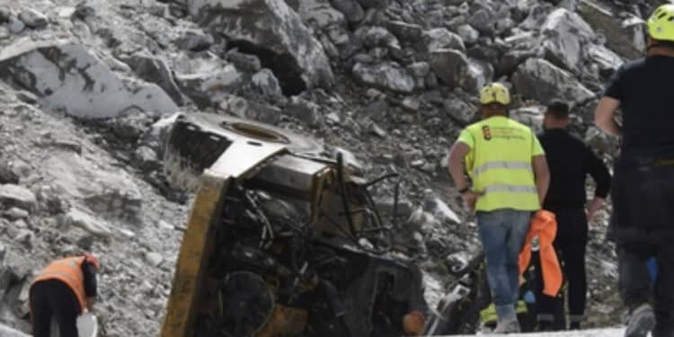 Tragedia sul lavoro, operaio di 59 anni muore cadendo in una cava