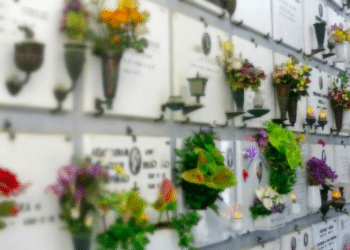 Cimiteri violati: dai fiori agli anelli e ai bracciali spariti dalle mani dei defunti