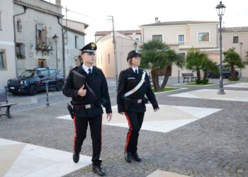 Punta la pistola contro il vicino che lo prende a bastonate, 67enne in carcere a Uta