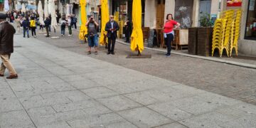 Cagliari, la processione di S’Incontru dribbla gli ombrelloni dei ristoranti nel Corso: “Non c’è rispetto”