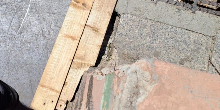 Cagliari, pericolo in via Abba: “Un rattoppo con tavole di legno e un chiodo sporgente sulla strada”