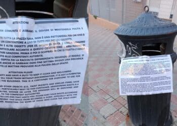 Cagliari, educazione civica in via Ozieri: spunta un cartello nel porta rifiuti