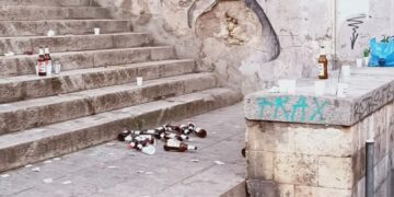Cagliari, triste discarica di bottiglie in vetro in piazza Sant’Eulalia