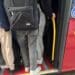 Sestu, studenti stretti come sardine all’interno dei bus: molti di loro nemmeno riescono a salire