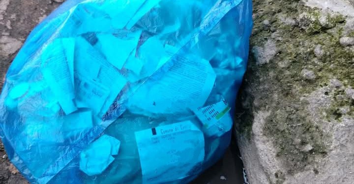 Selargius, abbandona rifiuti in strada ma dimentica nella busta il tagliando del parcheggio