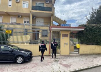 Selargius: in caserma per sporgere denuncia, aggredisce un carabiniere e scappa